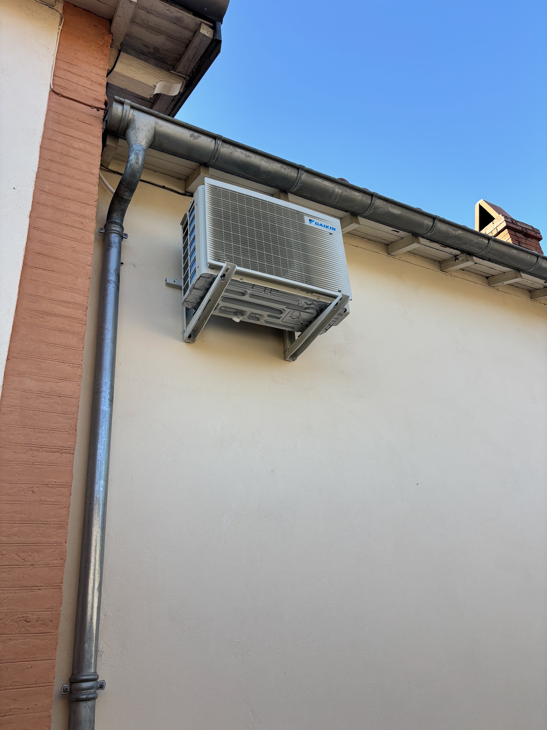 Installation climatisation réversible bi-split Daikin terminée à Toulouse